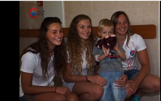 Vízilabdás lányok adománya- dstv videóval