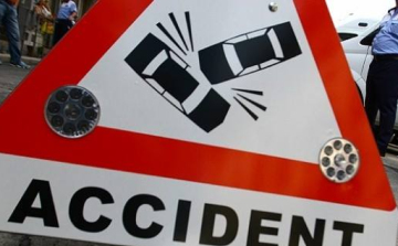 Gépjármű tűz és baleset az M6-os autópálya két oldalán