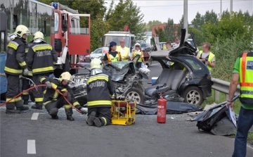 Autóbusz és személyautó ütközött Dunakeszin, egy ember meghalt, többen megsérültek