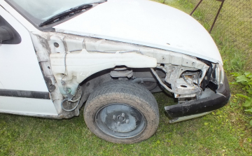 Összetörte a javítani átvett autót
