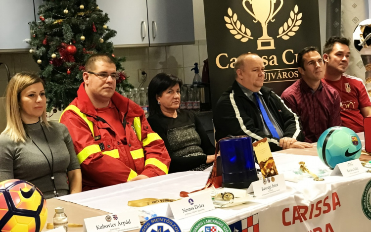 A mentőkért fociznak