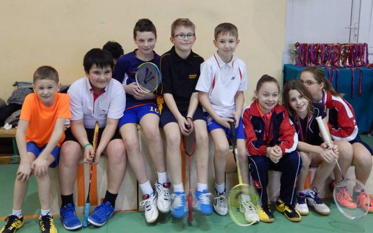 Versenyben vannak a tollaslabdázók 