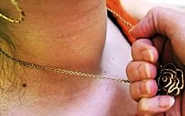 Nyakláncot tépett ki, de elfogták