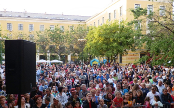 Májusi mulatság a Dózsa téren