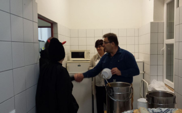 Vacsora a hajléktalanoknak