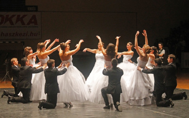 Készüljünk együtt a szalagavatóra!  Pazar bemutató október 17-én