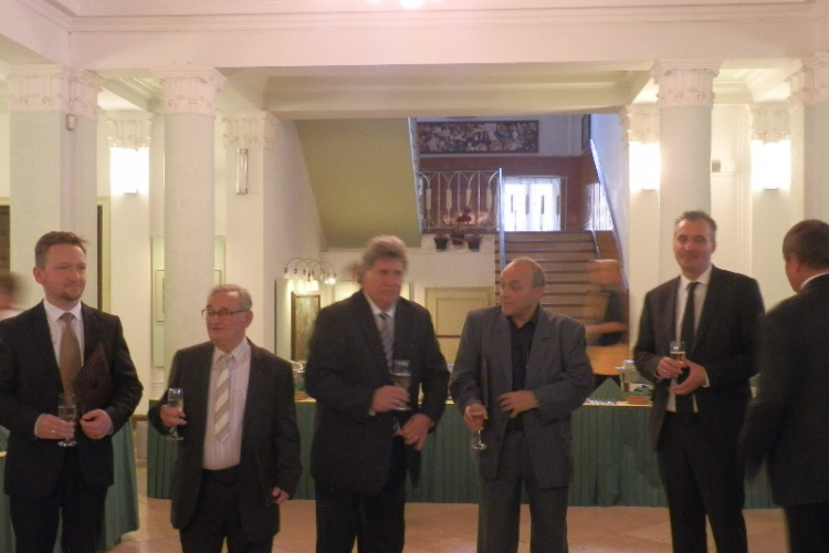  A zeneiskola kollektívája, a DLSZ  és Boór János a Dunaújvárosért díjazottak