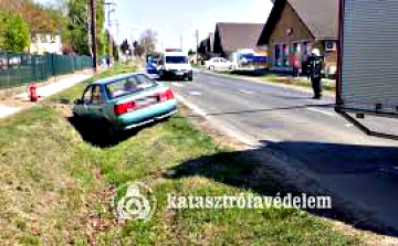 Két autó ütközött Nagyvenyim belterületén 