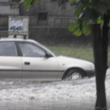 Esett, sőt zuhogott