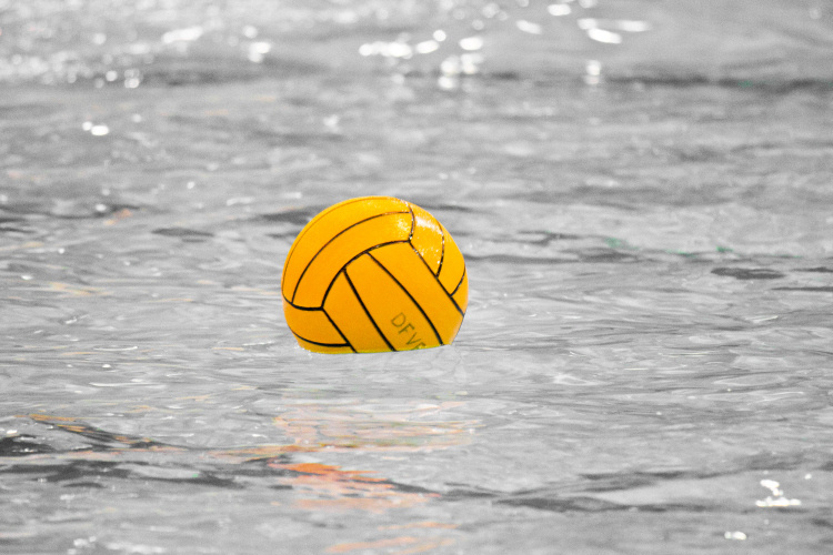 Úszóverseny a gyermekeknek