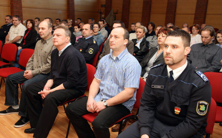 Rablót fogtak, s nem eresztették...