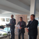 Miniszter az élményfürdőben