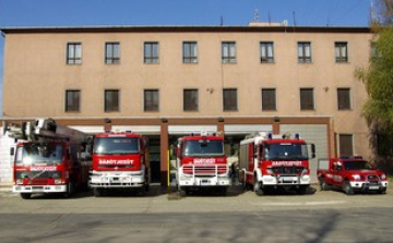 Szombaton tűz, vasárnap baleset, munkában a dunaújvárosi tűzoltók