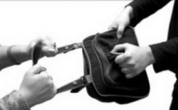 Látássérültektől rabolt - Videóval