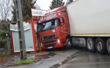 Zöldséges üzletnek ütközött egy szlovák kamion 