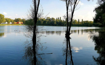 Az esőtől beszakadt az aszfalt
