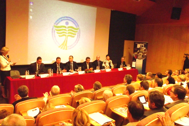 Czomba: Moratórium az elbocsátásokra