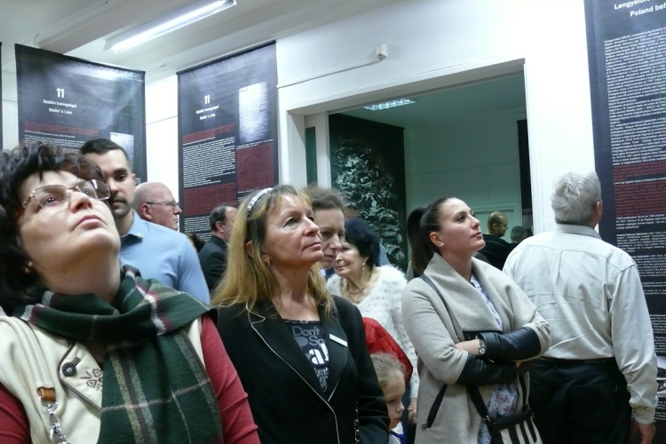 A katyńi vérengzésről fotókiállítás az Intercisa Múzeumban