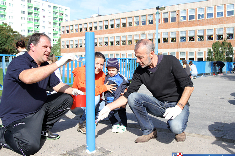 Lefestették az iskola kerítését