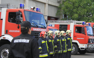 Szirénahang a hősi halottak tiszteletére
