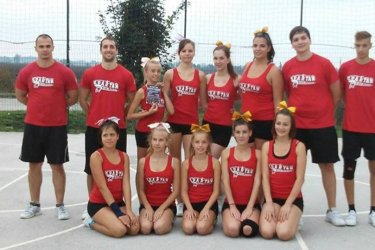 Akik lányokat dobálnak a levegőbe