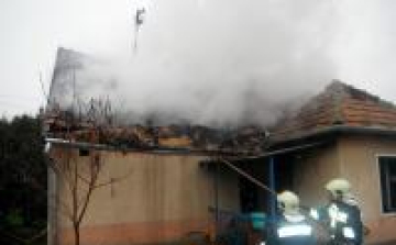 Családi ház égett le Nagykarácsonyban