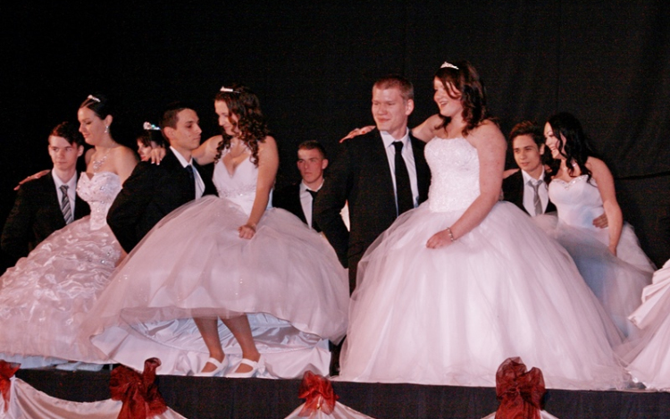 Szalagot tűzött a Rosti is