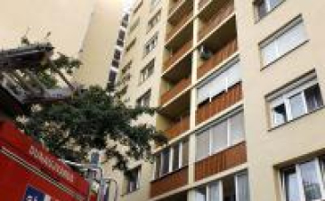 Erkélyen csaptak fel a lángok Dunaújvárosban 