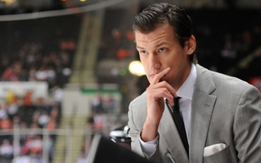 Fiatal és sármos a másodedző