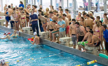 Víziparádé a középiskolásokkal