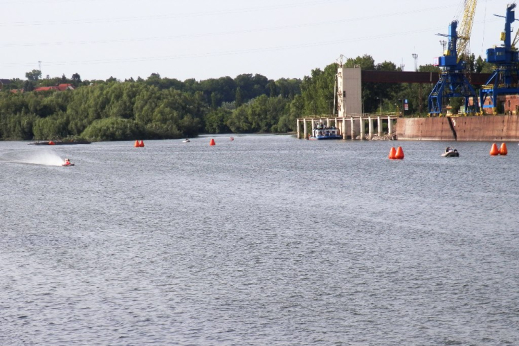 Motorcsónak két napon keresztül
