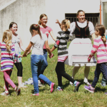 Nyári Topogás és Vásári Komédiák az MMK-ban Szivárványos az ég alja