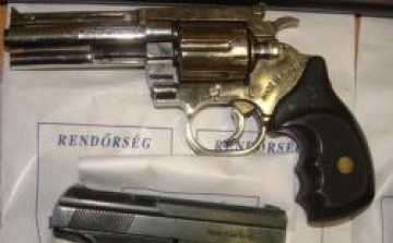 Engedély nélkül tartott pisztolyokat és lőszereket