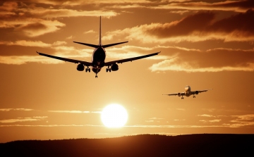 A légvonalban mért távolság alapján kell kártalanítani a késő repülőjáratok utasait 