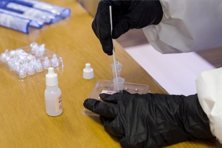 A koronavírus-fertőzöttek száma 590,3 millió, a halálos áldozatoké 6,435 millió