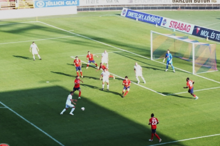 Nyomunkban a fél mezőny