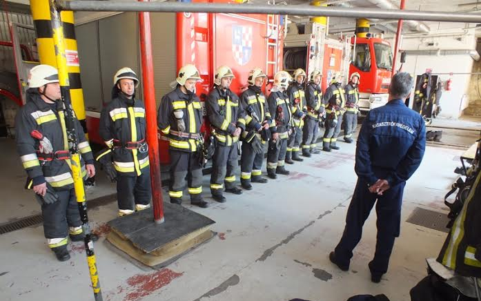 Szemle a laktanyában