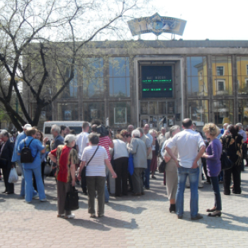 Együtt 2014 kampány-körút  a bejáratnál Gombossal