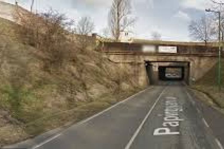 Autósok, figyelem: félpályás útlezárás a Papírgyári úton!