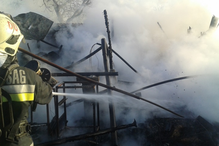 Melléképület gyulladt ki Iváncsán