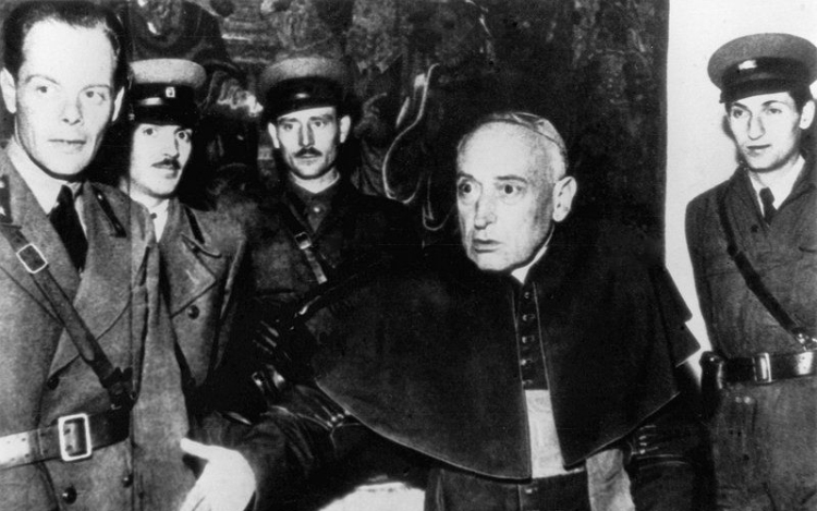 Harmincnyolc napon át vallatták, kínozták Mindszentyt, mielőtt elítélték