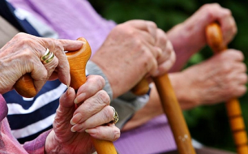 Érkezik a nyugdíjasoknak a 6000 forint