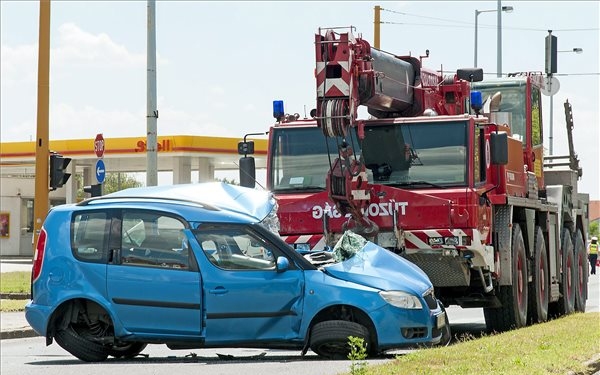 Vonuló tűzoltóautó karambolozott Győrben