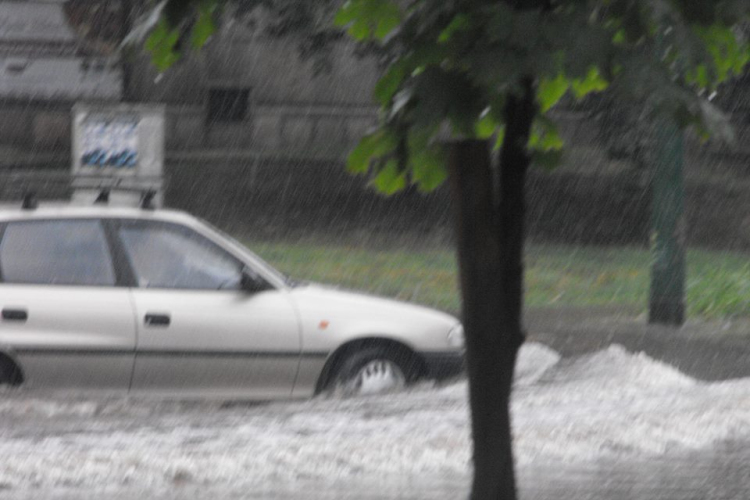 Esett, sőt zuhogott