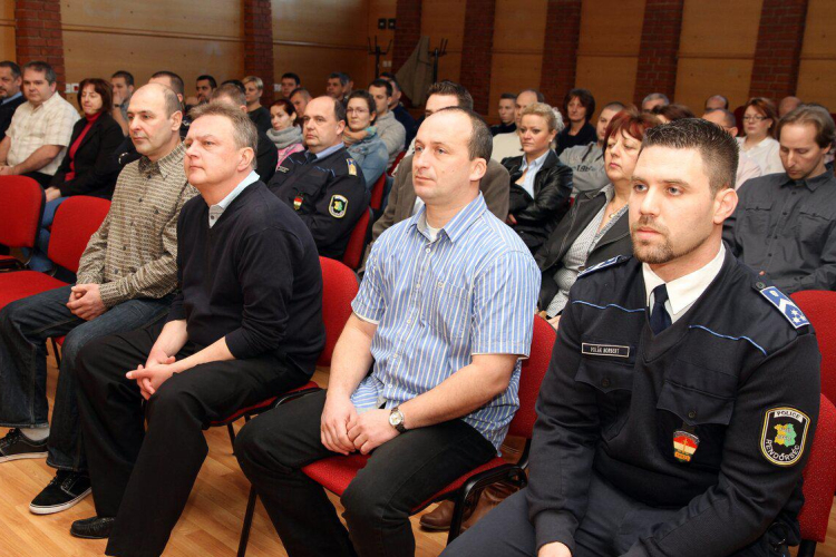 Rablót fogtak, s nem eresztették...