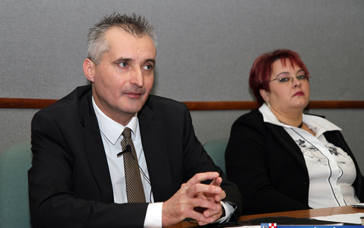 Jön a nyugdíjasokhoz a pénzes postás