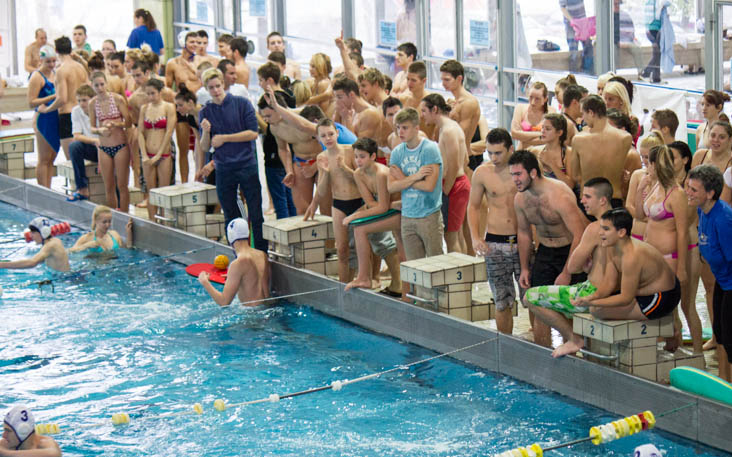 Víziparádé a középiskolásokkal