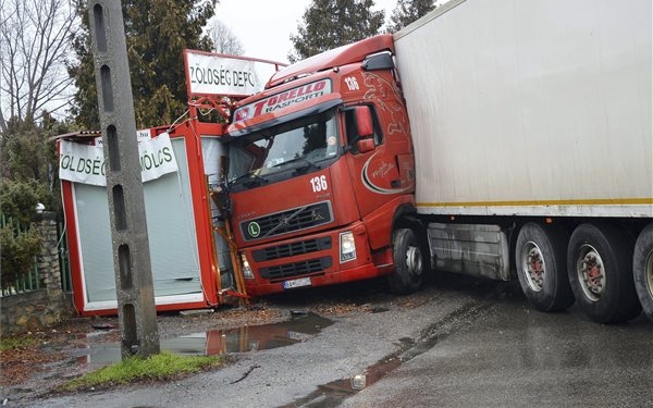 Zöldséges üzletnek ütközött egy szlovák kamion 