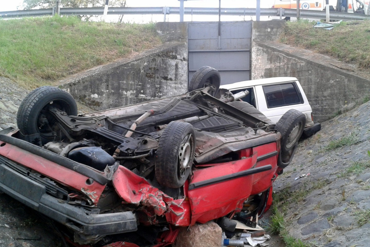 Autók Adonynál az árokban