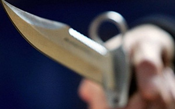 Egy fél méteres késsel fenyegette az eladókat